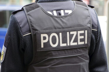 Person in Polizeiweste.