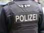 Person in Polizeiweste.